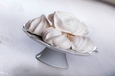 Plato üzerinde kabarık beze yığını