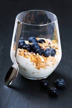 Diyet kahvaltı - müsli ve huckleberries ile yoğurt