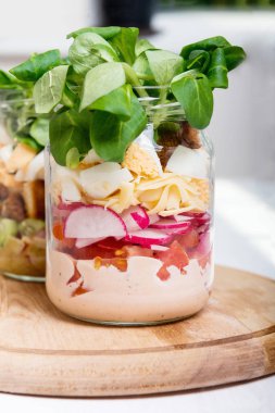 Taze salata ile iki cam kavanoz