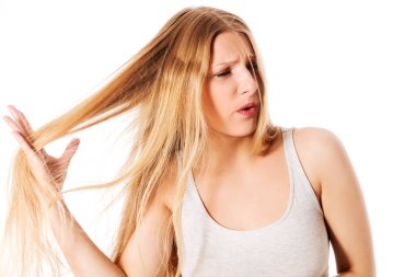 Dağınık saçlı genç güzel kadın