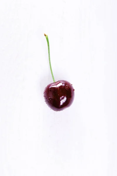 Mokrý čerstvý šťavnatý jediného cherry — Stock fotografie