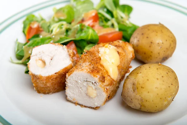 Kiewer Schnitzel mit Kartoffeln und Salat — Stockfoto