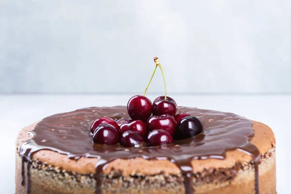 Gâteau au chocolat aux cerises juteuses — Photo