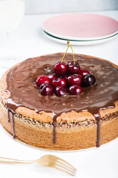 Gâteau au chocolat aux cerises juteuses — Photo