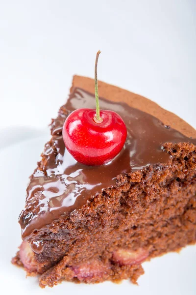 Gâteau au chocolat aux cerises juteuses — Photo