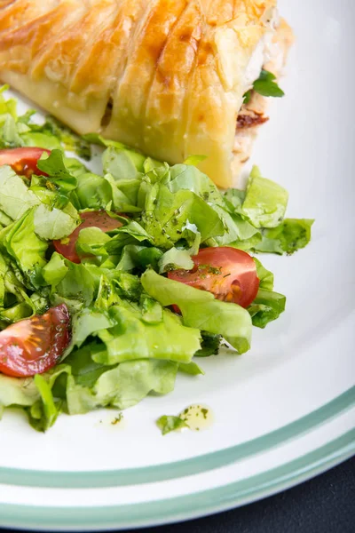 Kycklingbröst i franska bakverk med fräsch sallad — Stockfoto