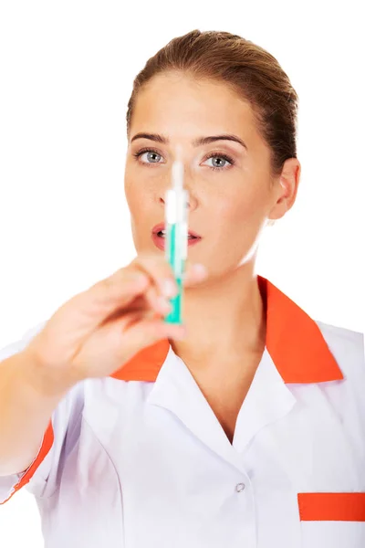 Женщина-медсестра или врач со шприцем в руке — стоковое фото