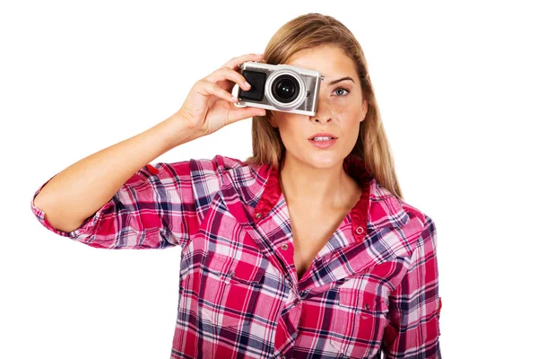 Junge lächelnde Frau macht ein Foto durch alte Fotokamera — Stockfoto