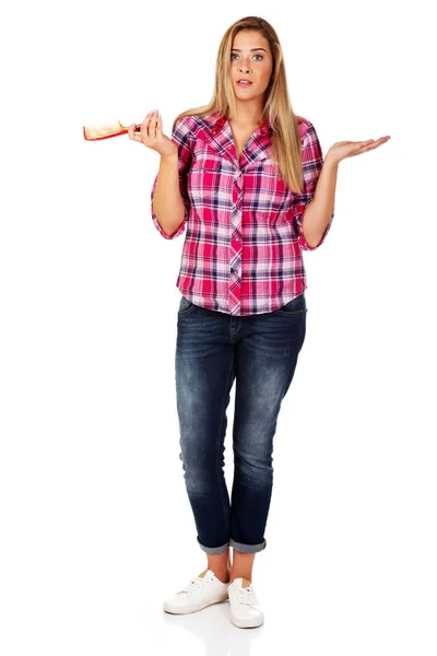 Woman holdig comb and gesturing dont know — Stock Photo, Image