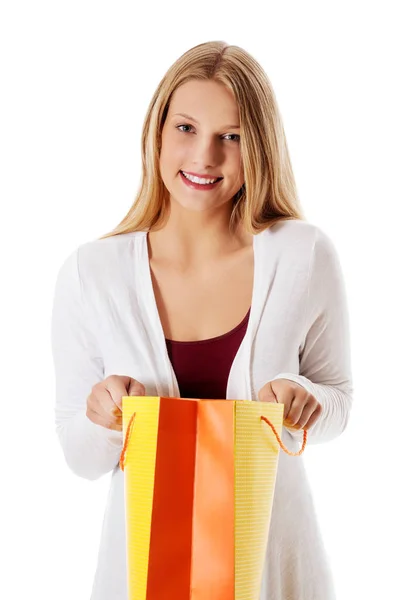 Joven hermosa mujer con algunas bolsas de compras . —  Fotos de Stock