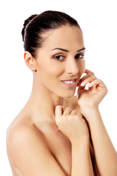 Mooi gezicht van jonge vrouw met schone verse huid. — Stockfoto