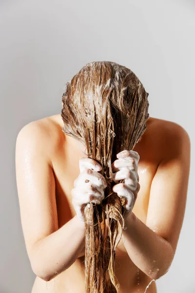 Mujer lavando su cabello rubio — Foto de Stock