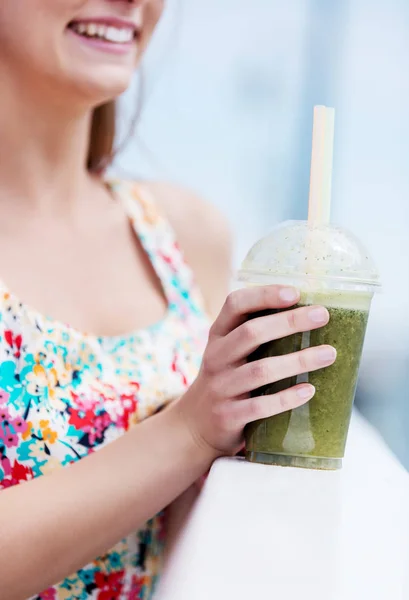 Beautiful young woman with sunglasses drinking green vegetable smoothie. — Stock Photo, Image
