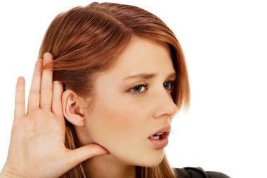 Genç bir kadın konuşmalara kulak misafiri olmuş.