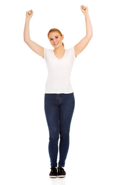 Молода щаслива жінка з руками вгору — стокове фото