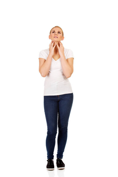 Молодая женщина чешет шею