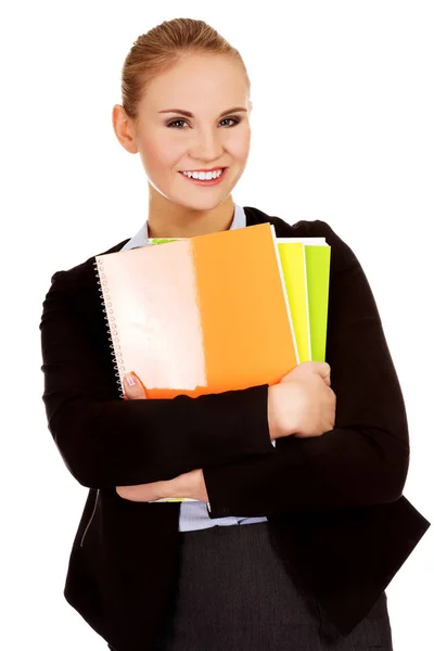 Усміхнена бізнес-леді тримає блокноти — стокове фото