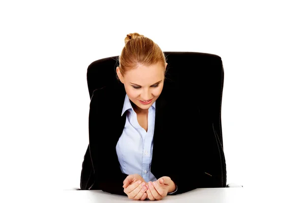 Gelukkig zakenvrouw zitten achter het bureau — Stockfoto