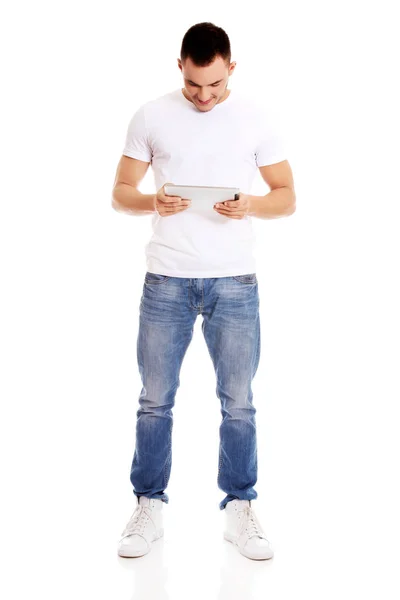 Mladý pohledný muž pomocí tabletu — Stock fotografie