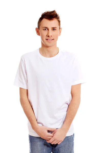 Junger lächelnder Typ im weißen T-Shirt — Stockfoto