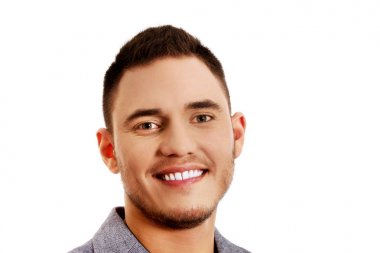 Kameraya bakarak gülümseyen iş adamı