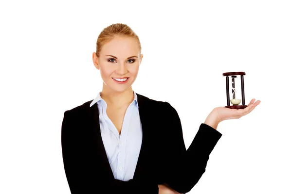 Junge Geschäftsfrau mit Sanduhr-Zeitkonzept — Stockfoto