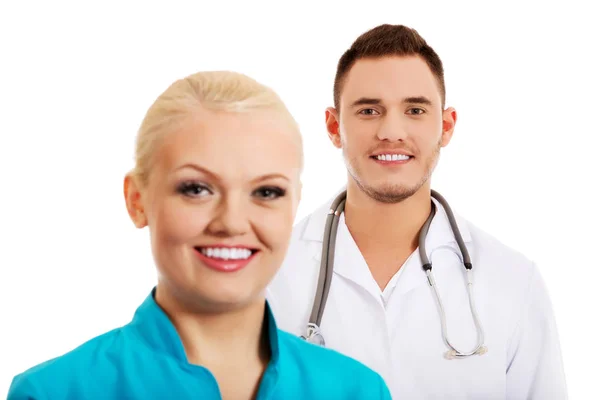 Sorria jovens médicos do sexo feminino e masculino — Fotografia de Stock