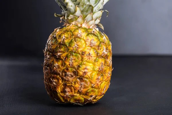 Friss, lédús ananász az asztalon — Stock Fotó