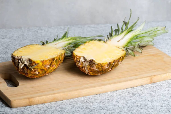 Свежий сочный ананас на столе — стоковое фото