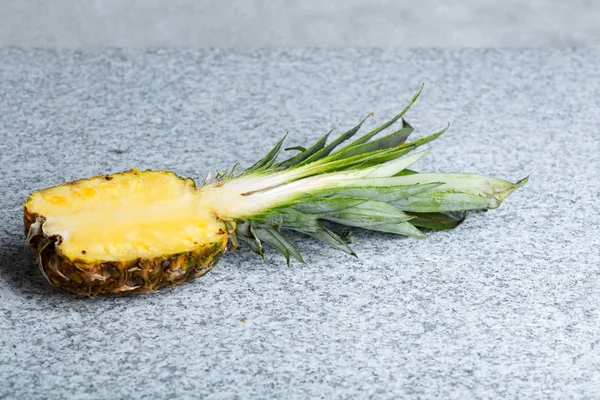 Frische saftige Ananas auf dem Tisch — Stockfoto