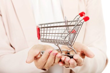 Yaşlı kadın holding küçük arabası
