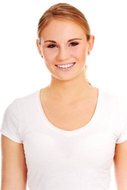 Beyaz t-shirt, sarışın genç gülümseyen kadın