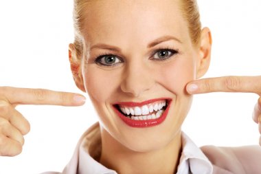 İş kadını mutlu gülümsemesi işaret