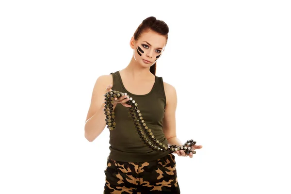 Femme militaire sérieuse avec ceinture de balles — Photo