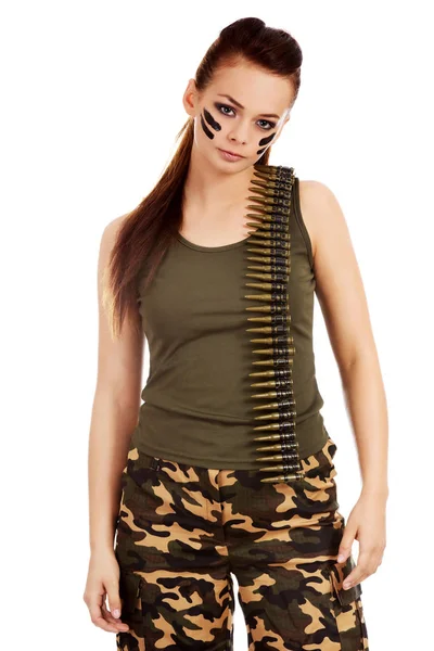 Poważne wojskowych kobieta z pasa kuli — Zdjęcie stockowe