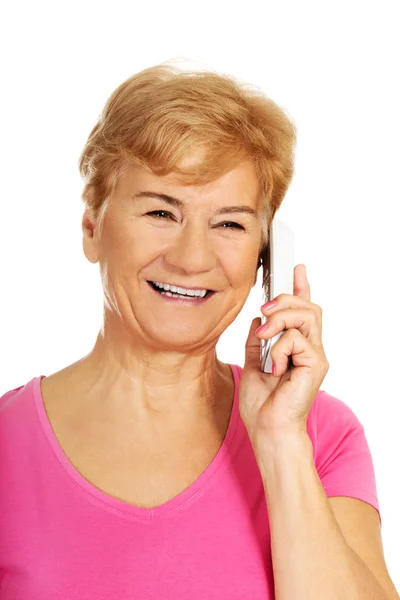 Leende senior kvinna pratar i telefon — Stockfoto