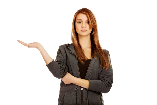 Teenage vrouw presenteren iets op open palm — Stockfoto