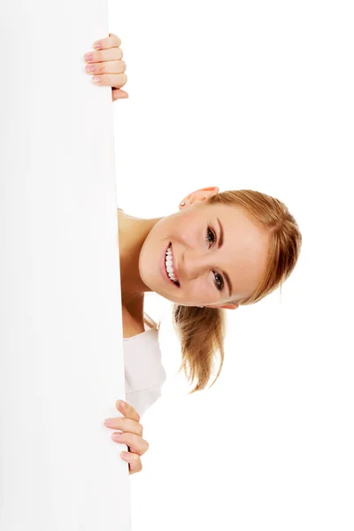 Jovem feliz com cartaz em branco — Fotografia de Stock