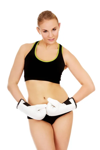 Boxe mulher fitness vestindo luvas de boxe branco — Fotografia de Stock