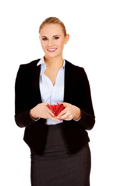 Kırmızı cüzdan tutan genç mutlu iş kadın — Stok fotoğraf
