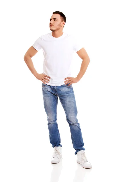 Junger Mann im weißen T-Shirt — Stockfoto