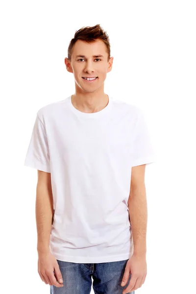 Jovem sorriso cara em branco T-shirt — Fotografia de Stock