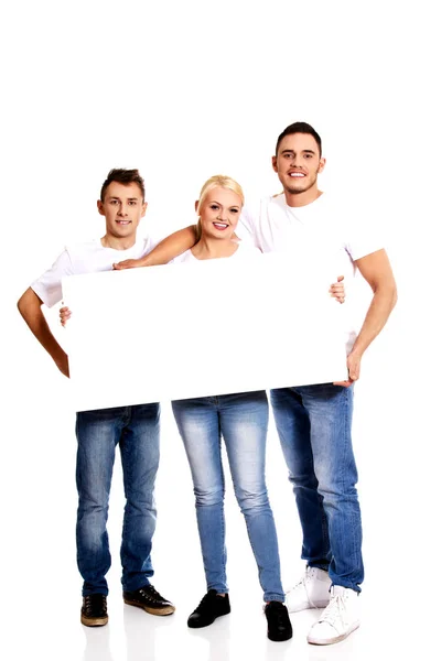 Gruppo di amici felici con banner vuoto — Foto Stock