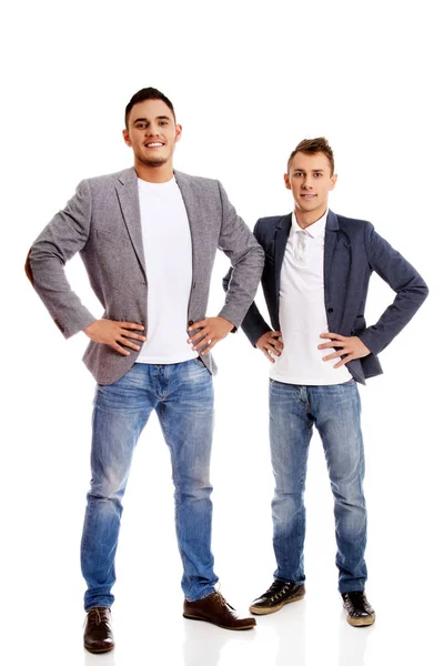 Zwei lächelnde junge Geschäftsleute — Stockfoto