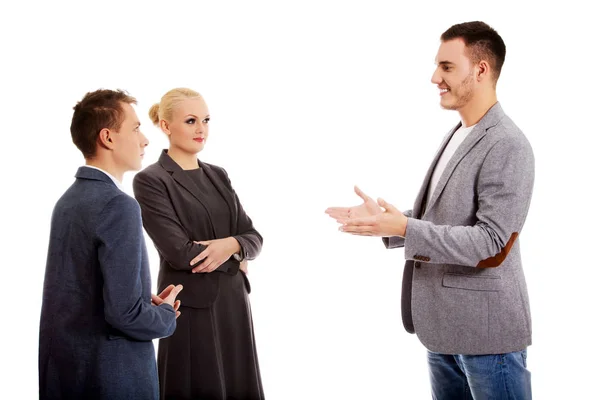 Equipe de negócios feliz conversando juntos — Fotografia de Stock