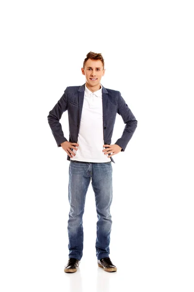 立っている若い笑顔カジュアルなビジネスマン — ストック写真