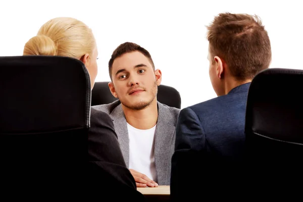 Geschäftstreffen - drei Leute sitzen und reden — Stockfoto