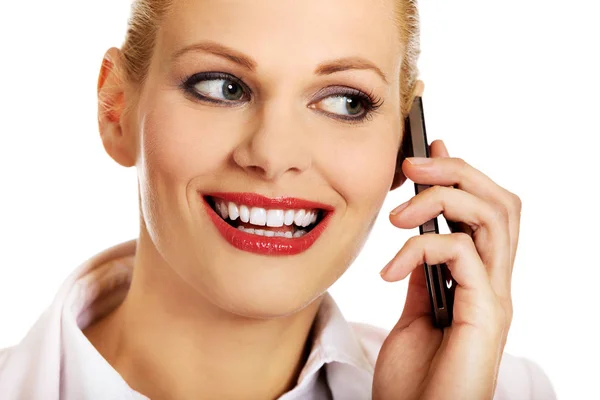 Mujer de negocios sonriente hablando por teléfono —  Fotos de Stock