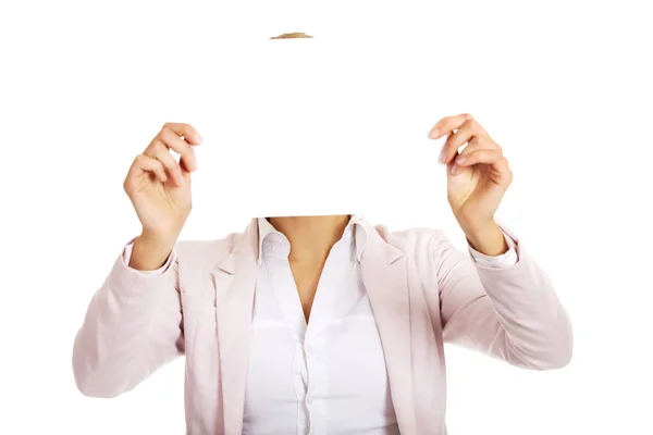 Kobieta biznesu obejmujący twarz z pustej strony arkusza — Zdjęcie stockowe
