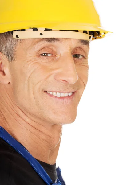 Construtor sorridente com um capacete de segurança — Fotografia de Stock